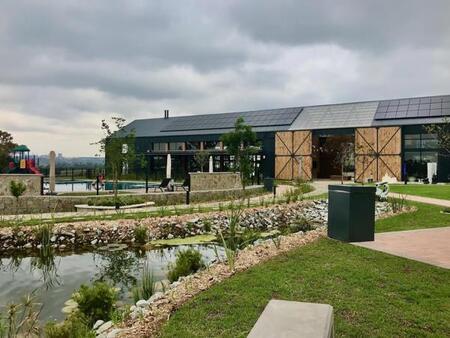 Bachelor apartment in Linbro Park