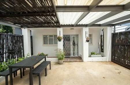 2 Bedroom Apartment in Parktown North