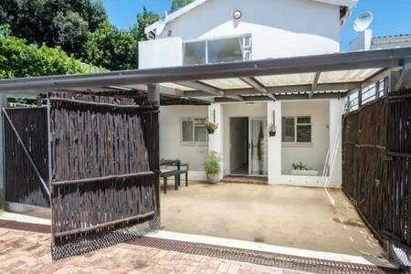 2 Bedroom Apartment in Parktown North