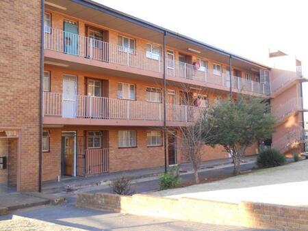 2 Bedroom Flat in Crown Gardens