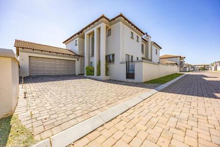 5 Bedroom House in Die Hoewes