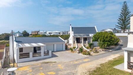 5 Bedroom House in Struisbaai