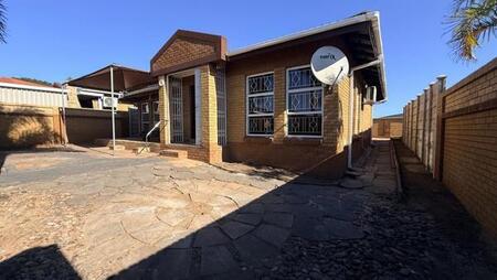 3 Bedroom Simplex in Arboretum