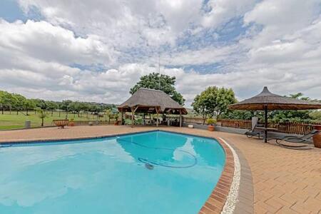 6 Bedroom House in Protea Ridge