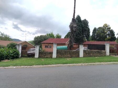 4 Bedroom house to rent in Glenvista, Johannesburg