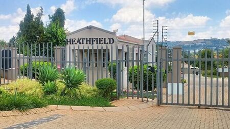 2 Bedroom duplex townhouse - sectional to rent in Fairland, Randburg