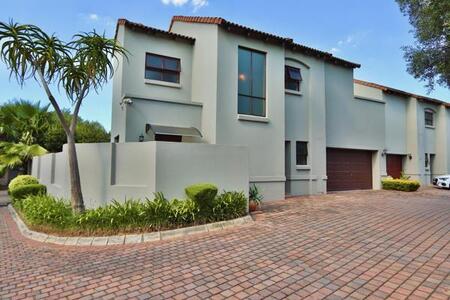 3 Bedroom House in Dainfern