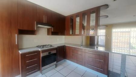 2 Bedroom Townhouse in Vanderbijlpark Se3