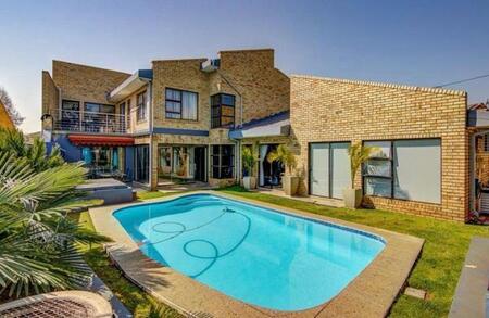 6 Bedroom House in Blue Gill