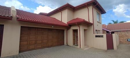 3 Bedroom Duet in Rooihuiskraal North