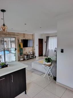 2 Bedroom Apartment in Die Hoewes