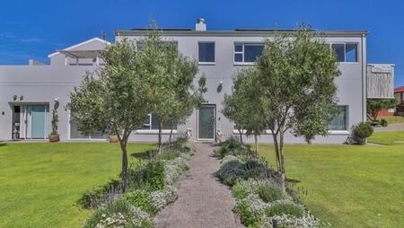 2 Bedroom Flat in Stilbaai Wes