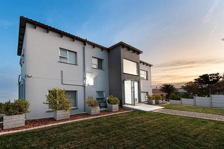 1 Bedroom Apartment in Dana Bay