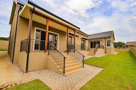 4 Bedroom House in Kraaibosch