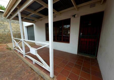2 Bedroom Townhouse in Oudtshoorn Central