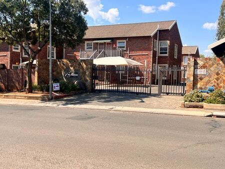 2 Bedroom duplex townhouse - sectional to rent in Langenhovenpark, Bloemfontein