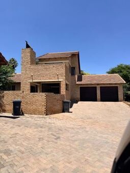 4 Bedroom Cluster in Ruimsig Ah