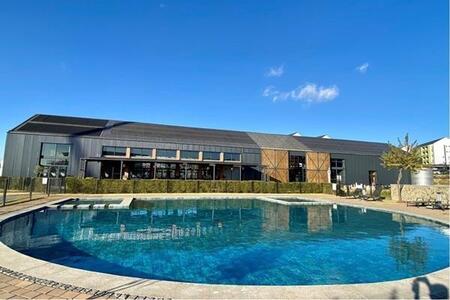 1 Bedroom Apartment in Linbro Park