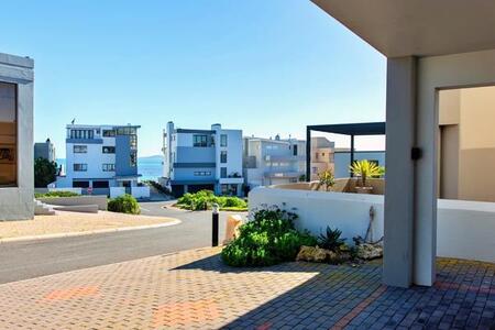 3 Bedroom House in Calypso Beach