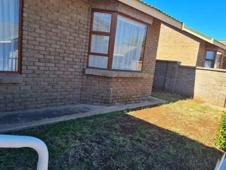 3 Bedroom townhouse - freehold to rent in Keidebees, Upington