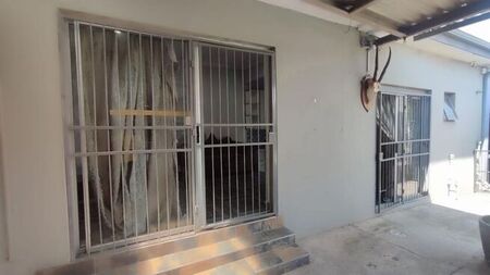 1 Bedroom bachelor flat to rent in Generaal De Wet, Bloemfontein