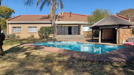 5 Bedroom house to rent in Langenhovenpark, Bloemfontein