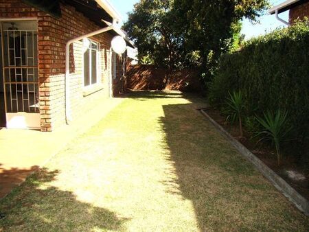 3 Bedroom townhouse - sectional to rent in Langenhovenpark, Bloemfontein