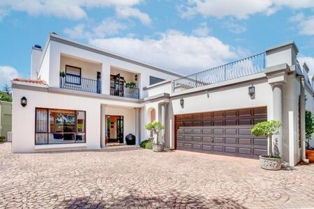 4 Bedroom Cluster in Bryanston