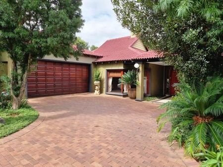 4 Bedroom House in Maroeladal