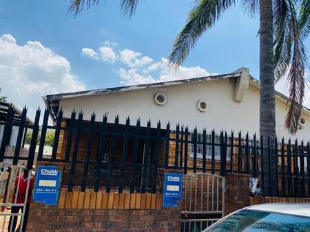 2 Bedroom House in Bezuidenhout Valley