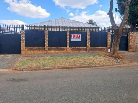 2 Bedroom House in Bezuidenhout Valley