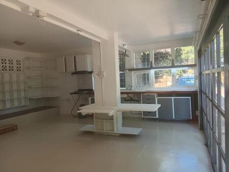 Bachelor apartment in Kensington