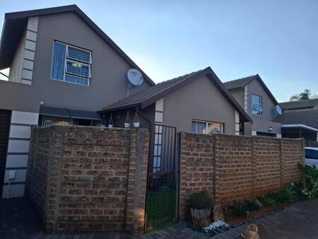 3 Bedroom Duplex in Bonaero Park