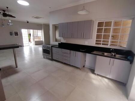 6 Bedroom House in Mnandi Ah