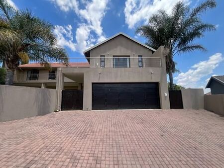 4 Bedroom House in Kosmosdal