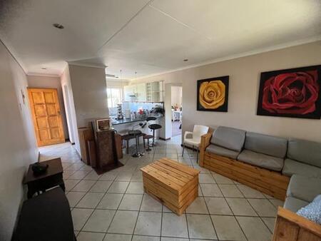 2 Bedroom Apartment in Die Hoewes