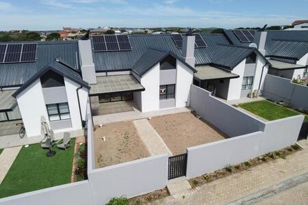 2 Bedroom House in Stilbaai Wes