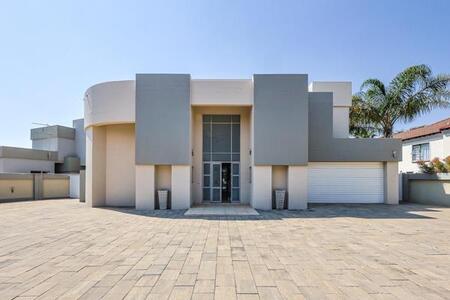 4 Bedroom House in Silver Lakes Golf Estate