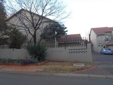 3 Bedroom duplex townhouse - sectional to rent in Fairland, Randburg