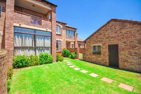 2 Bedroom House in Mooikloof Ridge
