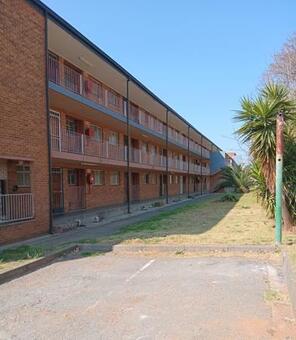 2 Bedroom Flat in Crown Gardens