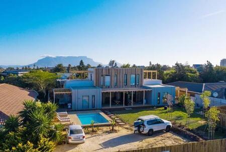 2 Bedroom Apartment in Bloubergstrand