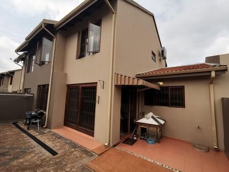 3 Bedroom duplex townhouse - sectional to rent in Radiokop, Roodepoort