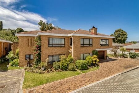 4 Bedroom House in Die Wingerd