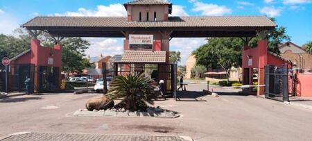 Bachelor apartment in Karenpark