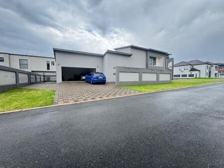 4 Bedroom Townhouse in Derdepoort