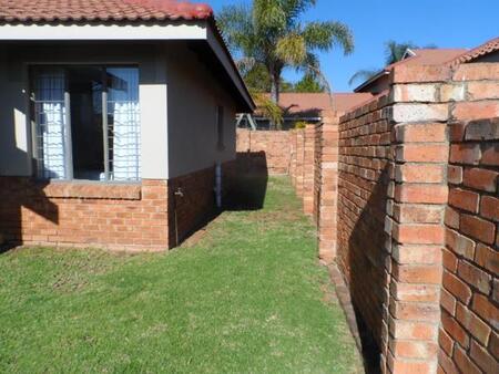 2 Bedroom Townhouse in Rooihuiskraal