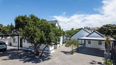 7 Bedroom House in St Francis Bay