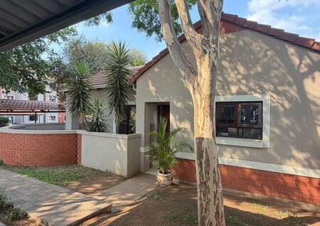 2 Bedroom townhouse - sectional to rent in Broadacres, Sandton