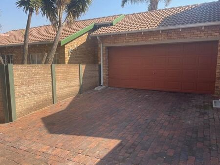 2 Bedroom townhouse - sectional to rent in Radiokop, Roodepoort
